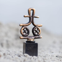 Her ser du Rejsekammeraten Johannes, som vinprop og skulptur i et.